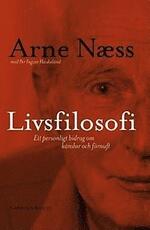 Bokomslag: Författaren Arne Naess ansikte på ett rött omslag.